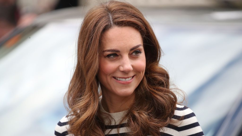 Kate Middleton: la combinazione di top a righe e pantaloni bianchi per l’estate.