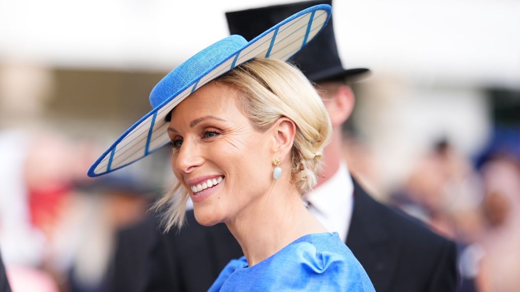Il vestito midi blu di Zara Tindall: il colore da copiare per i matrimoni nel 2026.