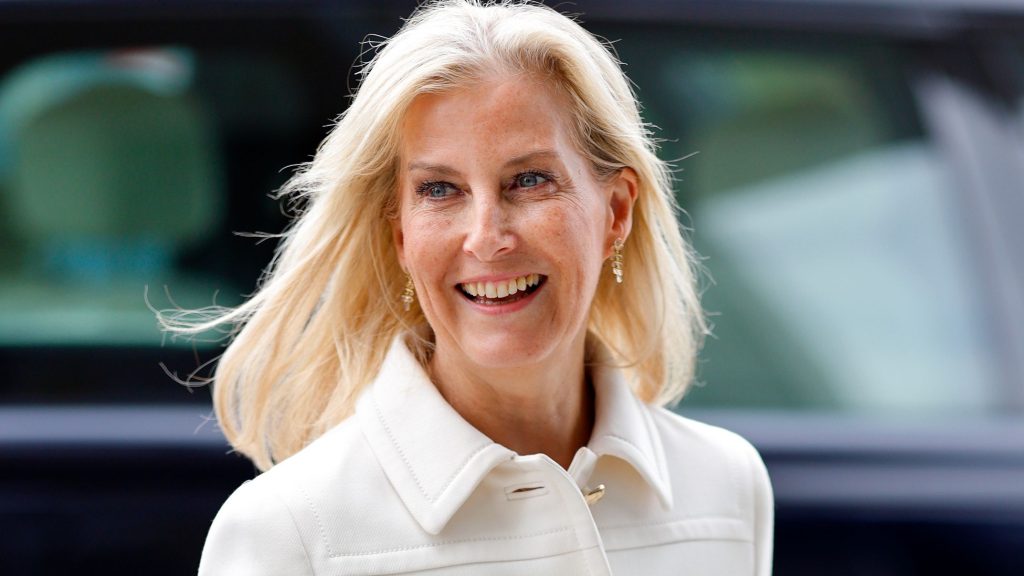 Il completo di Duchess Sophie: gonna maxi e giacca bianca, eleganza superata solo dai fiori.