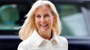 Il completo di Duchess Sophie: gonna maxi e giacca bianca, eleganza superata solo dai fiori.