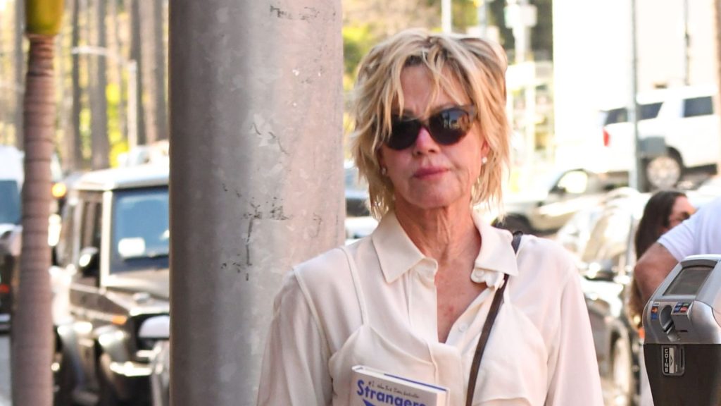 Melanie Griffith: il look perfetto nei jeans a gamba dritta, né troppo aderenti né troppo larghi.