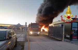 Incendio devasta area vicino all’aeroporto di Alghero, danneggiate 80 automobili.
