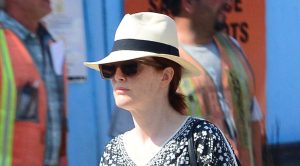 Julianne Moore: Eleganza estiva con tunica leggera e Birkenstocks bianche.