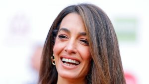 Amal Clooney: la stampa trendy che mi ha fatto tornare a indossare i pantaloncini.