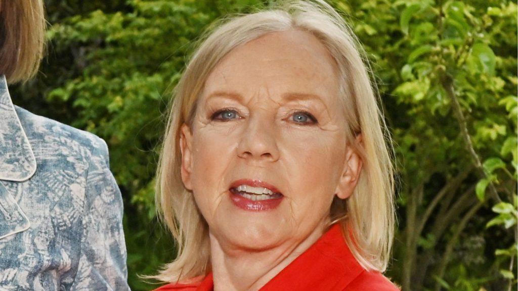 Deborah Meaden sfoggia un raffinato look rosso con un elegante duo di giacca e vestito ME+EM.