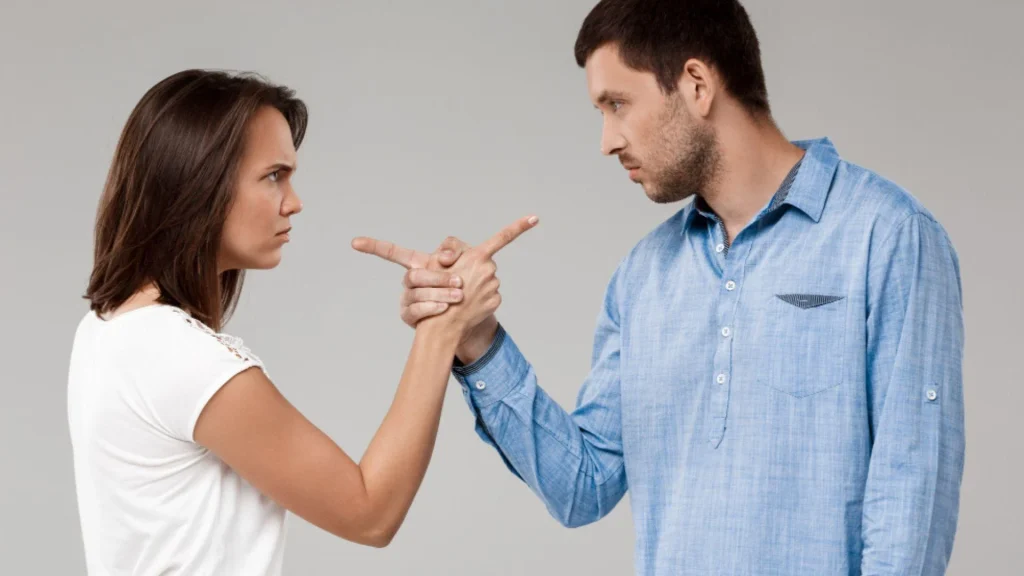 Le frasi passive-aggressive che usiamo ogni giorno: facciamoci caso