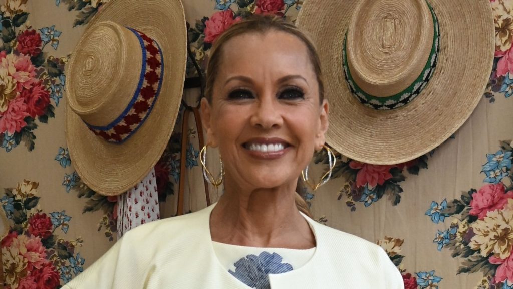 Vanessa Williams: L’eleganza del look madre della sposa in giallo burro per matrimoni.