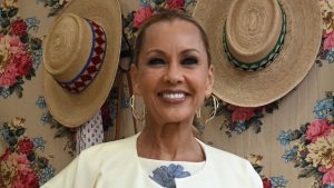 Vanessa Williams: L’eleganza del look madre della sposa in giallo burro per matrimoni.