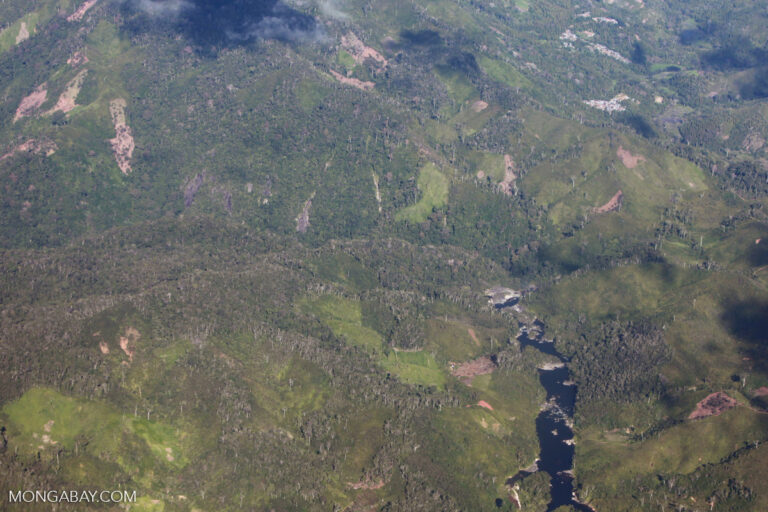 Incendio negli uffici del Parco Naturale WCS Makira, legato a operazioni di pattugliamento.
