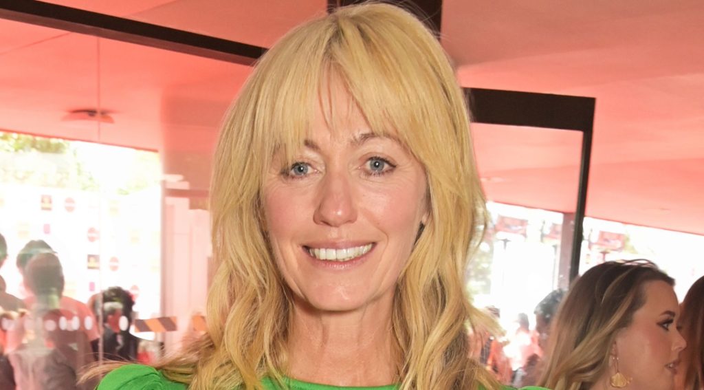 Clodagh McKenna adotta un’elegante bandana per affrontare il sole con stile e freschezza.