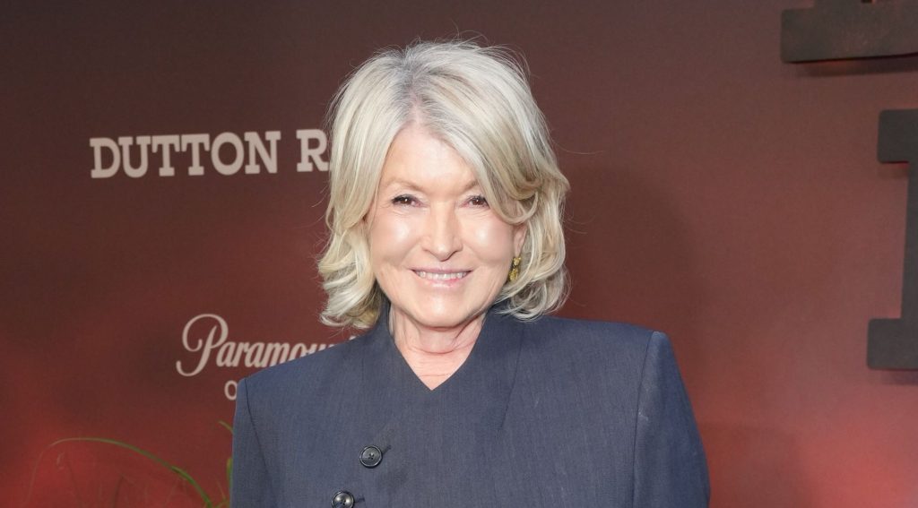 Martha Stewart abbina jeans dritti e blazer con espadrillas per un look estivo elegante.