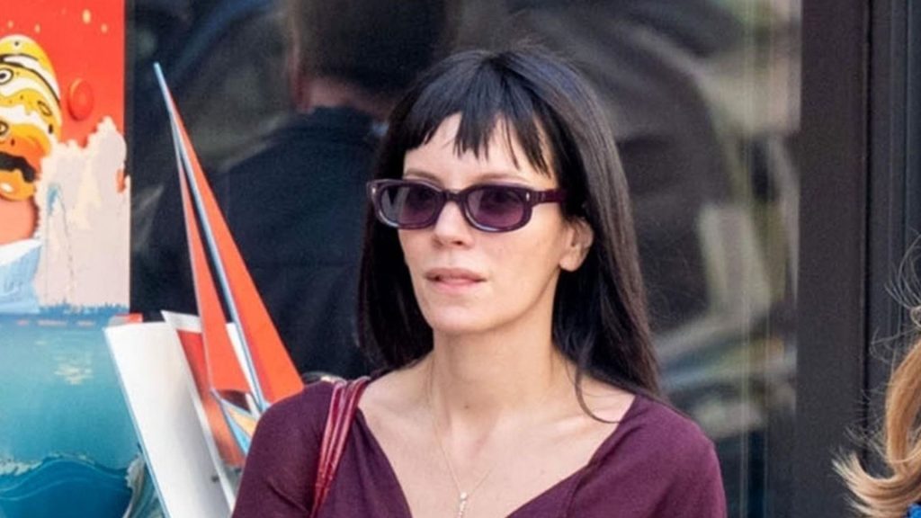 Lily Allen svela il denim estivo perfetto con questo stile slim e cropped.