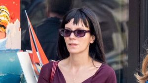 Lily Allen svela il denim estivo perfetto con questo stile slim e cropped.