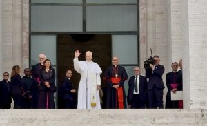 Il Papa alla Sapienza: “Riarmo non è difesa, ma aumenta le tensioni globali.”
