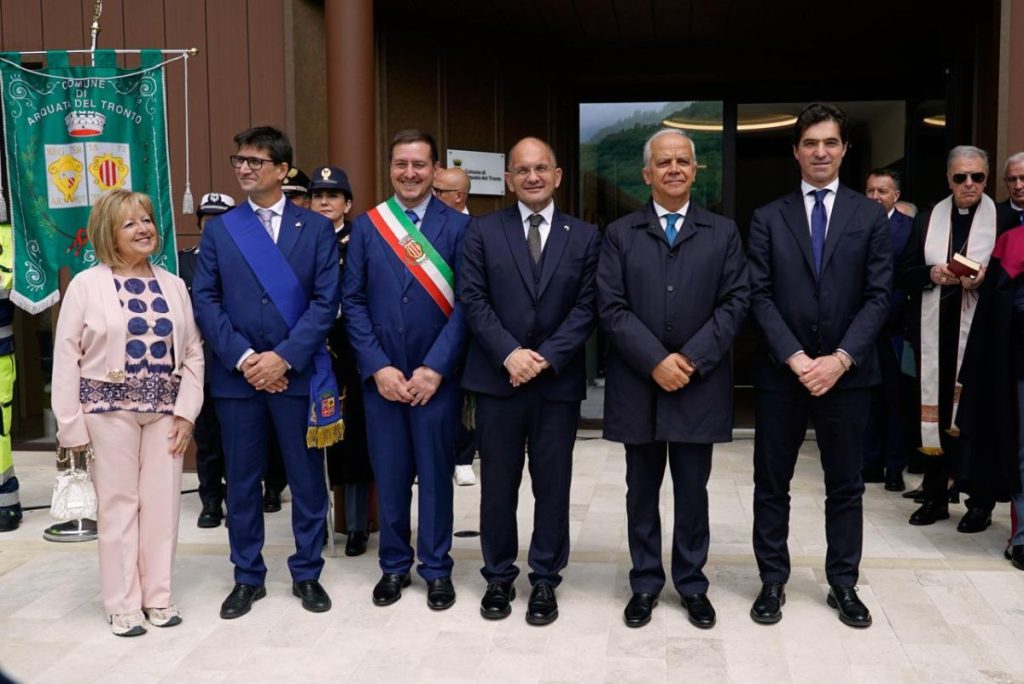 Piantedosi inaugura Municipio di Arquata del Tronto e firma protocollo per la sicurezza post-sisma.