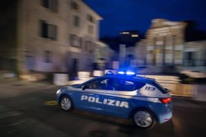 23enne accoltellato per difendere collega: due arrestati, condizioni gravi.