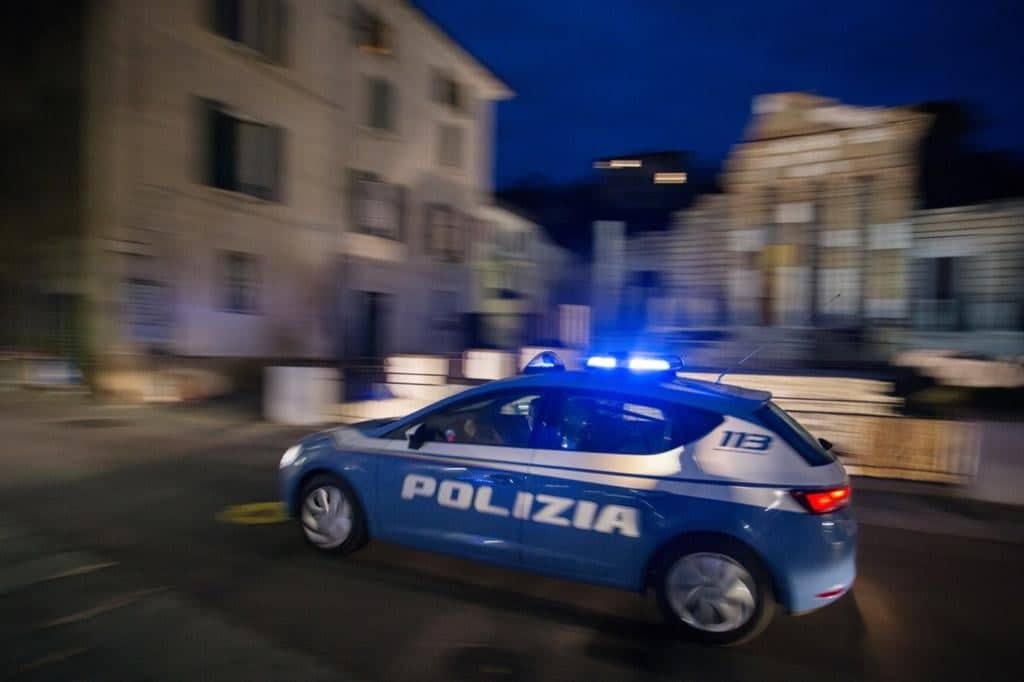 23enne accoltellato per difendere collega: due arrestati, condizioni gravi.