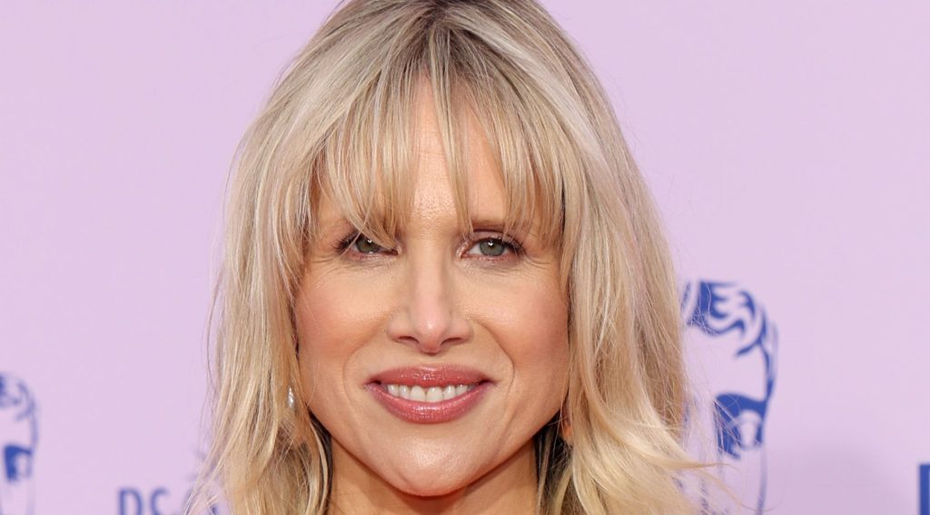 Lucy Punch sfoggia la borsa bordeaux di Charles & Keith da £65 con stile raffinato