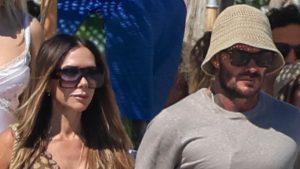 Stile vacanziero: l’abito maxi leggero di Victoria Beckham e sandali comodi per il tuo look.
