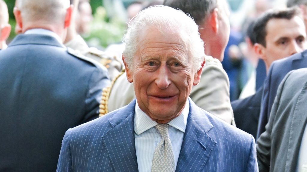 Tradizione reale sorprendente: il re Carlo ricorda un’usanza dimenticata.