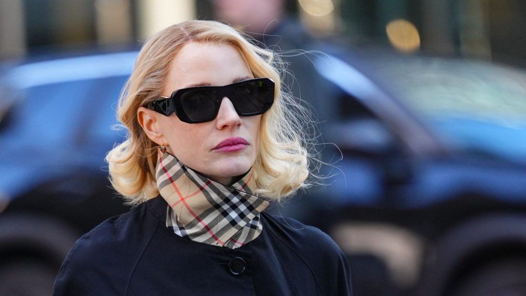 Jessica Chastain sfoggia un elegante trench Burberry: stile di lusso a prezzo accessibile.