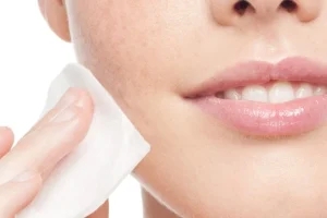 Estate e alte temperature: come combattere la pelle lucida in viso