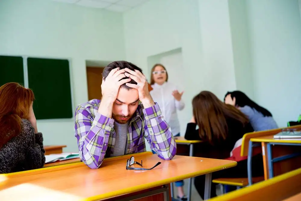 Crisi scolastica: nuove norme, valutazione dell’individuo e welfare in declino nella formazione.
