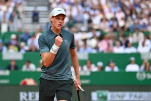 Sinner, Darderi e Arnaldi avanzano al secondo turno del Roland Garros 2023.