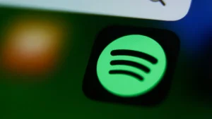 Accordo tra Spotify e Universal: fan possono creare copertine e remix AI.