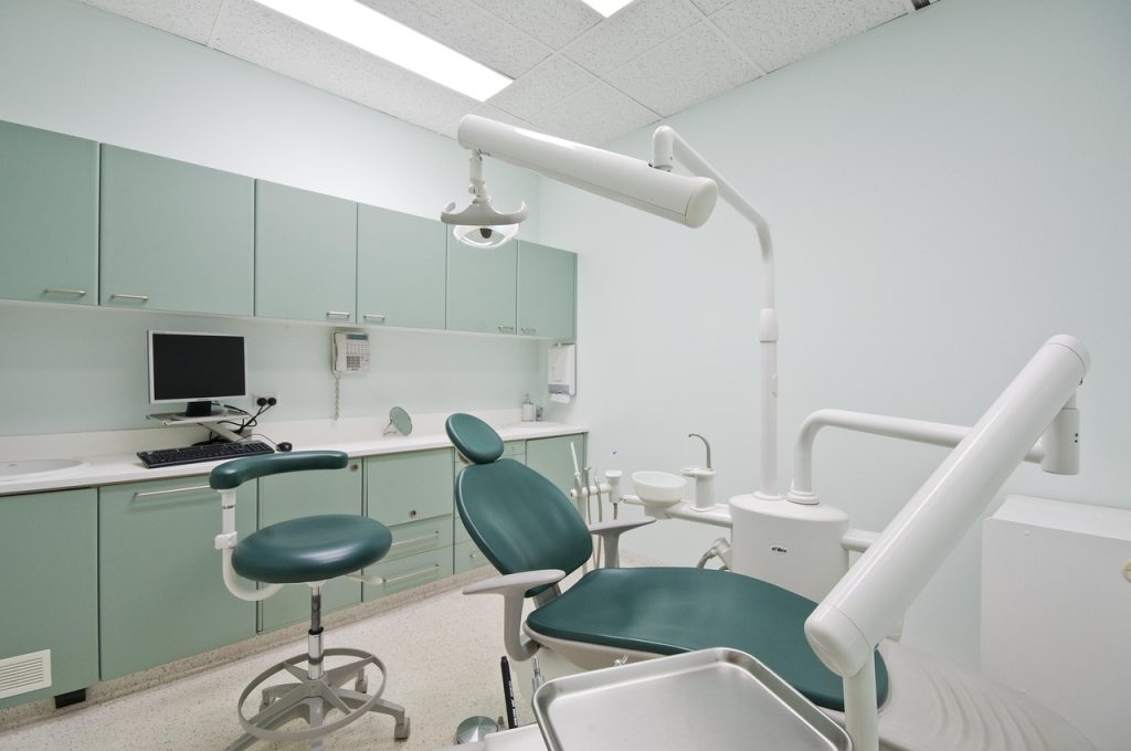Guida essenziale per mantenere in salute i tuoi impianti dentali a lungo termine.