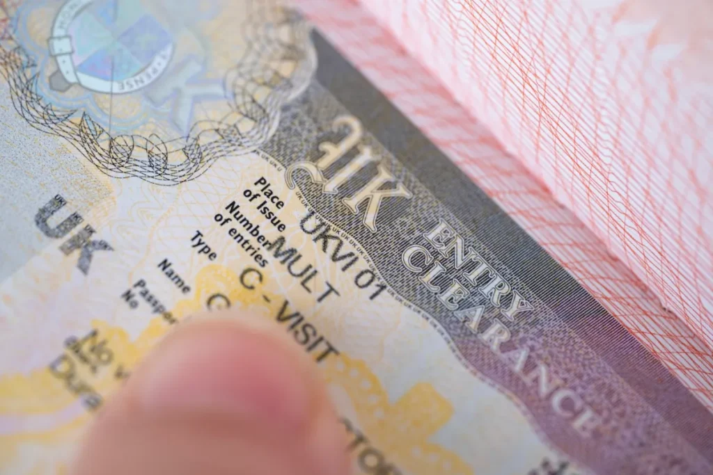 Scoperta fuga di dati: passaporti e selfie di migliaia di richiedenti visti nel Regno Unito.