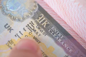 Scoperta fuga di dati: passaporti e selfie di migliaia di richiedenti visti nel Regno Unito.