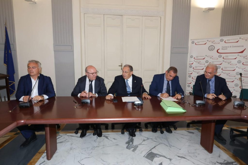 Protocollo firmato a Napoli per potenziare i controlli ambientali nella Terra dei Fuochi.