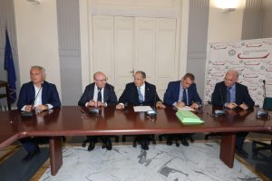 Protocollo firmato a Napoli per potenziare i controlli ambientali nella Terra dei Fuochi.