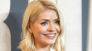 Scopri il sofisticato cappotto estivo di Holly Willoughby, perfetto per outfit eleganti e chic.