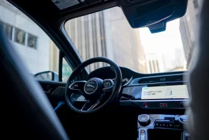 Waymo estende la sospensione in quattro città mentre i robotaxi affrontano inondazioni.