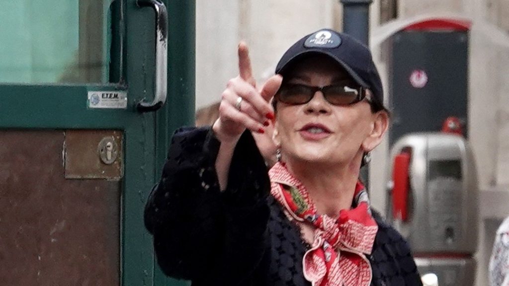Catherine Zeta-Jones: eleganza casual con jeans dritti, foulard e scarpe di design per una giornata di esplorazione.