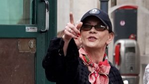 Catherine Zeta-Jones: eleganza casual con jeans dritti, foulard e scarpe di design per una giornata di esplorazione.