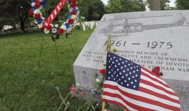 Trump al cimitero di Arlington: “L’America onora sempre i suoi eroi nel Memorial Day”