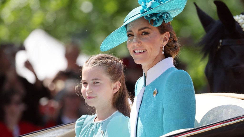 Charlotte sostiene la mamma Kate Middleton in una situazione familiare comune per molti.