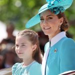 Charlotte sostiene la mamma Kate Middleton in una situazione familiare comune per molti.