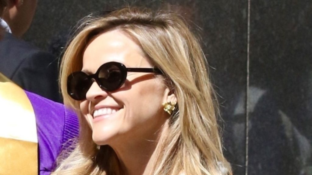 Reese Witherspoon sfoggia un raffinato abito in denim con il bag DeMellier, must-have da sempre.
