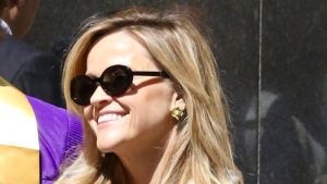 Reese Witherspoon sfoggia un raffinato abito in denim con il bag DeMellier, must-have da sempre.