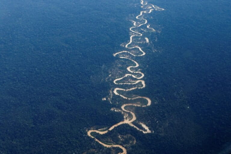 Strategie innovative dei minatori illegali nel territorio Yanomami dell’Amazzonia.