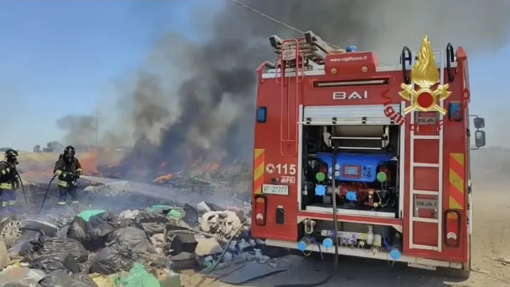Incendio campo nomadi tra Settimo San Pietro e Selargius: paura per bombole GPL.