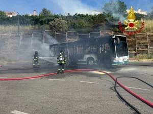 Fiamme in deposito Atp a Nuoro: panico per incendio bus in sosta.