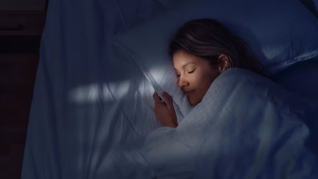 La skincare notturna: cosa succede alla pelle mentre dormiamo