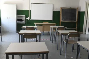 Studente minaccia il professore con una pistola in classe a Modena: panico tra gli studenti.