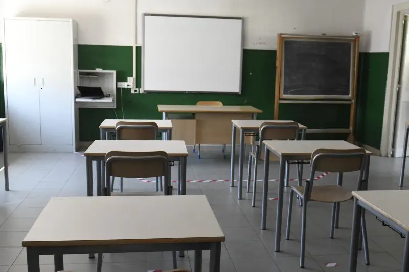 Studente minaccia il professore con una pistola in classe a Modena: panico tra gli studenti.