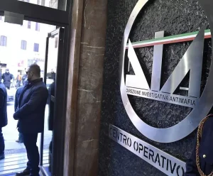Arrestati quattro in Puglia e Calabria per tentato omicidio e schede SIM illegali in carcere.